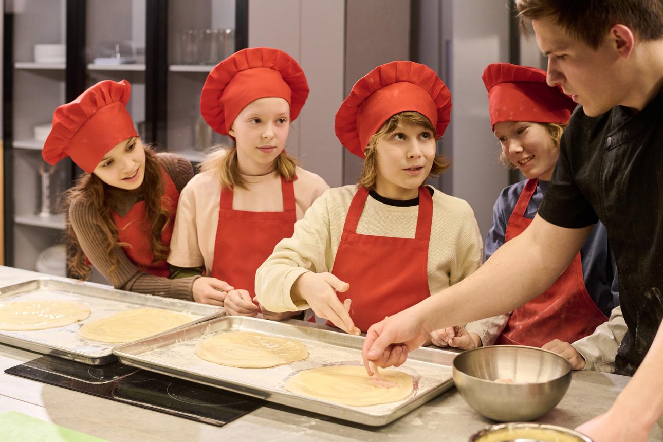 Make Your Own Pizza (Interactive Food Experience)